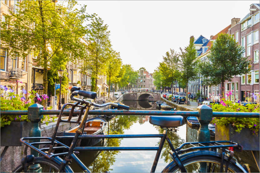 Poster Fahrrad an einer Gracht in Amsterdam