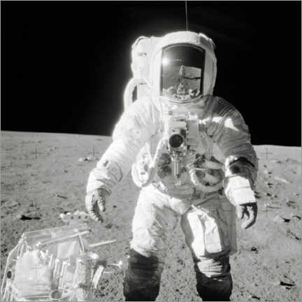 Poster Apollo-12-Astronaut Bean auf dem Mond