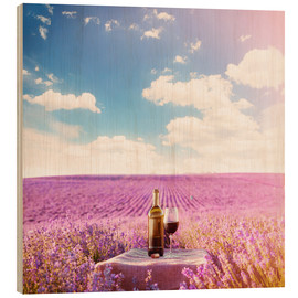 Holzbild  Rotweinflasche und Weinglas im Lavendelfeld